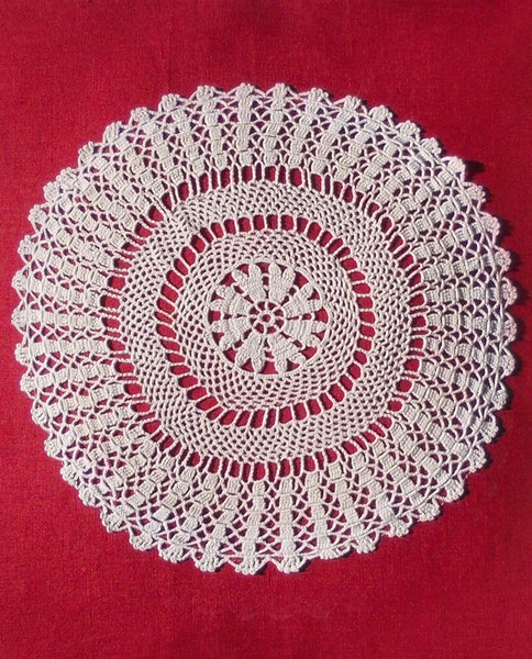 Linen cushion cover with crochet doily, made in Montreal - Shopping Blue